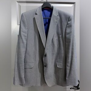 Classic Gray Men's Blazer
Kroon men’s blazer sport coat
Worn once
Size 52 L